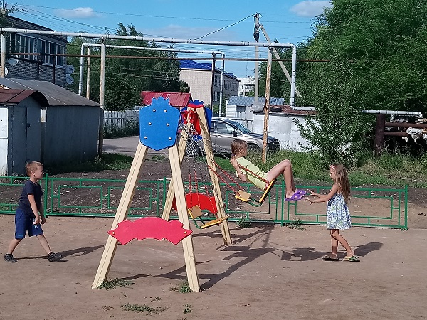 Деревянные двойные детские качели СКИФ на детской площадки во дворе